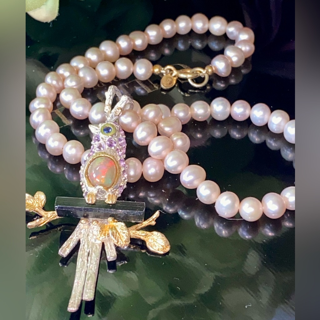 Gorgeous Genuine Pink Pearl Necklace With Gemstone Pendant.